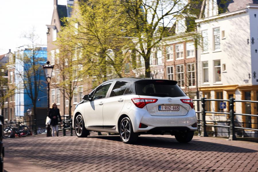  Toyota Yaris Bi-Tone 2017 года  (фото 31 из 36)